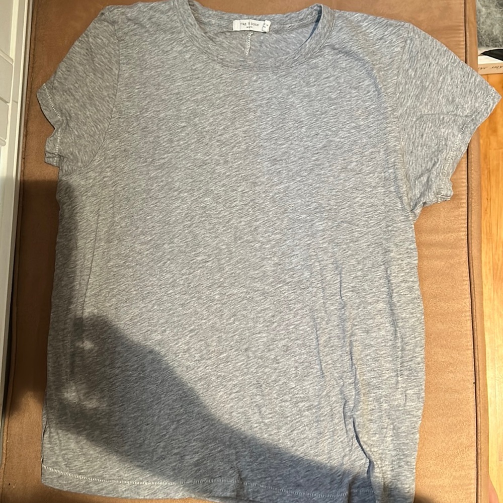 Rag & Bone “the crew neck tee” in grey. Size large.